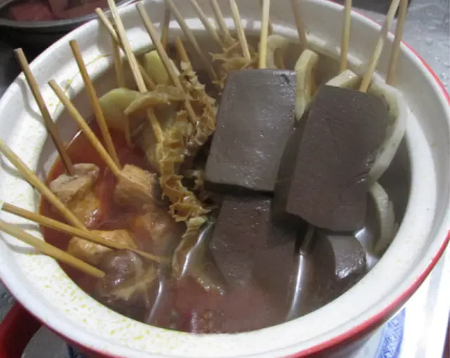 串串麻辣烫,然后放入金钱肚和猪血,再煮2分钟即可
