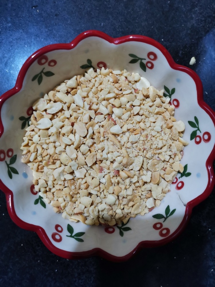 花生一口酥,倒入保鲜袋里,用擀面杖轻轻压碎,不用压的很碎,有颗粒口感更好