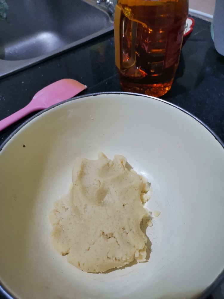花生一口酥,加入低筋面粉,揉成面团