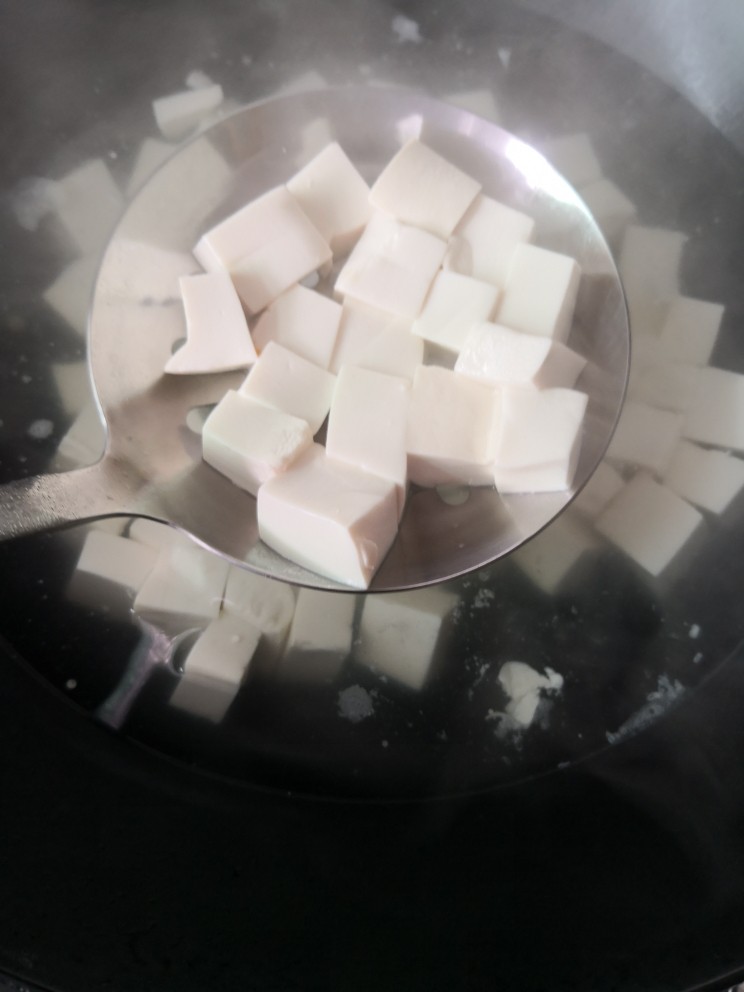 白菜豆腐汤,放入豆腐焯一下水,捞出