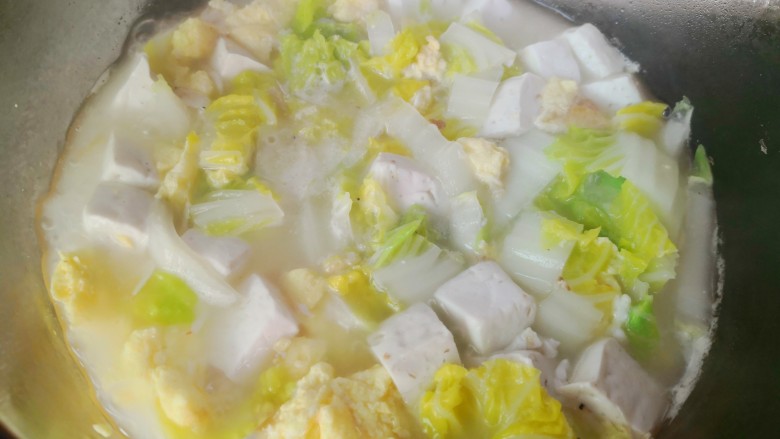 白菜豆腐汤,煮至白菜断生,汤汁奶白即可出锅享用了。