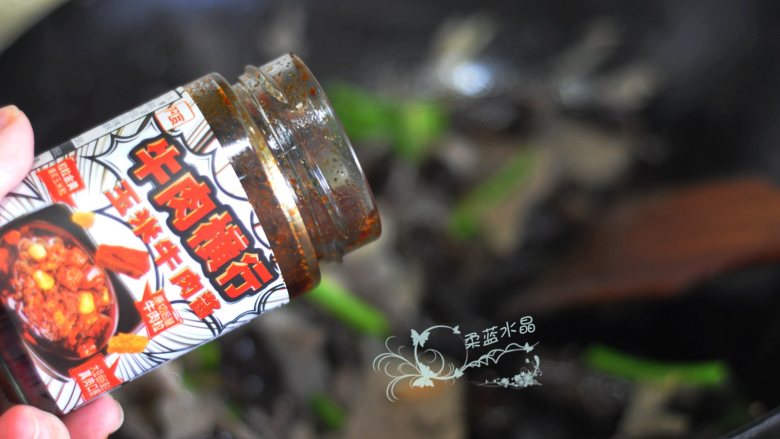 蒜苔炒羊杂,倒入阿宽玉米牛肉酱拌匀,再淋点<a style='color:red;display:inline-block;' href='/shicai/ 900'>白酒</a>去腥。