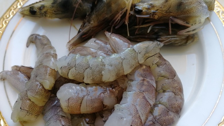 西芹炒虾仁,去壳,去头,虾头留着。