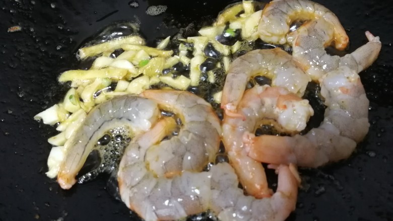 西芹炒虾仁,放入蒜末和姜丝文火炒香,放入虾仁。