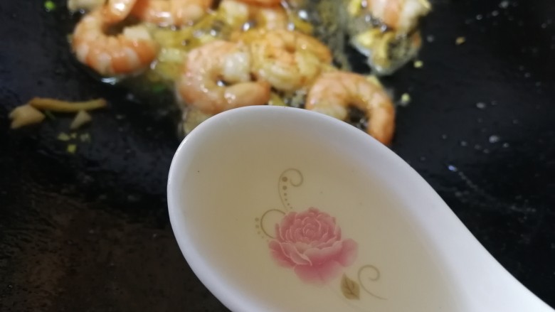 西芹炒虾仁,加一勺<a style='color:red;display:inline-block;' href='/shicai/ 718'>料酒</a>,文火烹香。