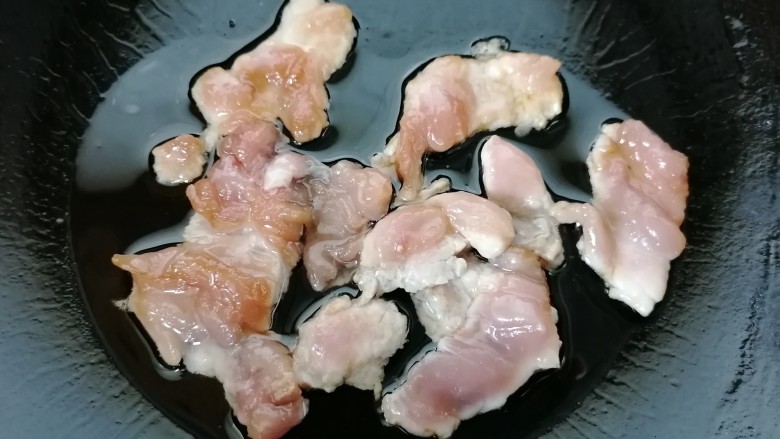 洋葱炒肉片,放入肉片翻炒