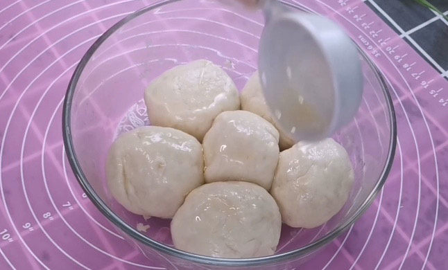 梅干菜烧饼,团好的小面团放在碗里,在均匀抹上一层油