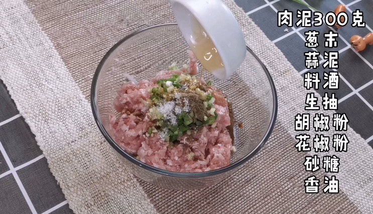 梅干菜烧饼,面团发酵的时间刚好我们来调一下内馅,肉馅的味道我是根据自己的口味调的,但是我觉得真的好吃,你也可以按照自己的习惯来调。