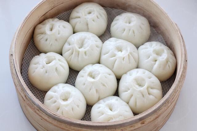 梅干菜肉包,冷水上锅水开后计时,大火蒸12-15分钟,具体时间也要看包子的大小来决定,关火后等两分钟再打开锅盖。