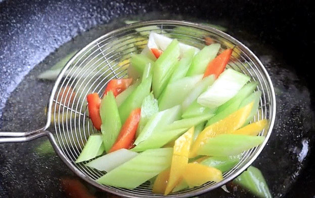 西芹炒虾仁,你看这个颜色,是不是特好看,这样焯出来的青菜营养不容易流失,小妙招学会了吗?