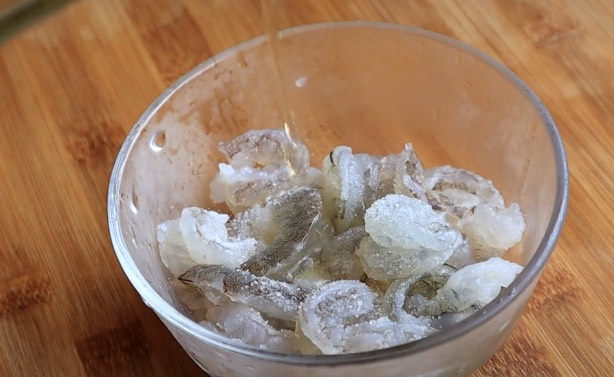 西芹炒虾仁,处理好的虾仁加入少量的盐和料酒,搅拌均匀,腌制一会备用