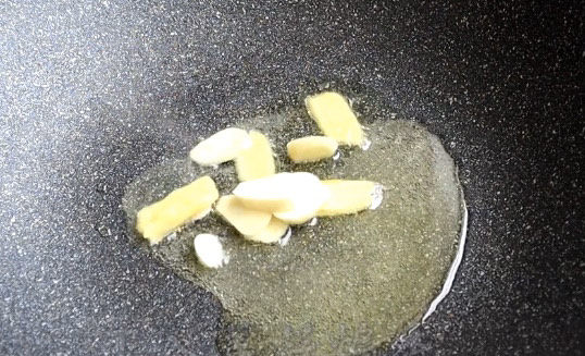 西芹炒虾仁,开始炒制,起锅烧油,笑吧姜蒜下锅爆香