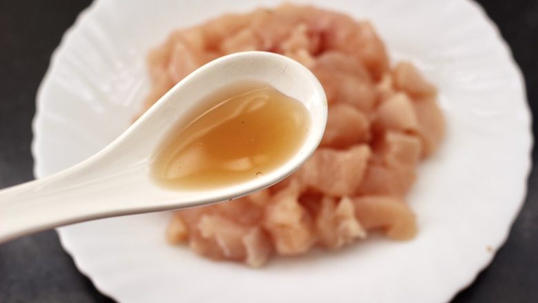 鸡丁西葫芦盖浇饭,放入盘子里,加入<a style='color:red;display:inline-block;' href='/shicai/ 718'>料酒</a>。