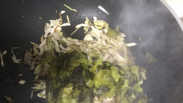 酸菜肉丝面,下入酸菜翻炒(酸菜攥干水分)