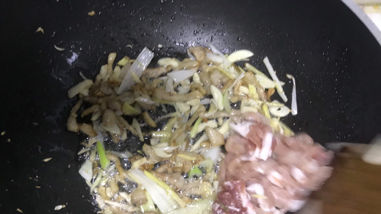 酸菜肉丝面,下入瘦肉丝翻炒