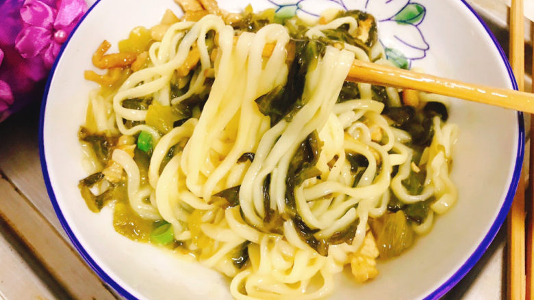 酸菜肉丝面,拌均匀即可食用,我要开吃了!