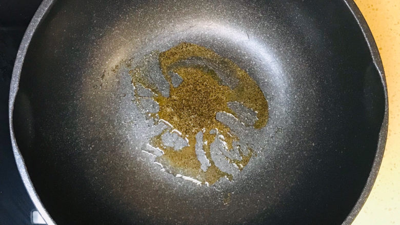 黑胡椒土豆泥,转小火,油炸一下黑胡椒粉