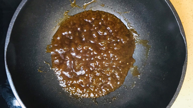 黑胡椒土豆泥,继续小火熬一会儿,要不停搅拌,以防糊锅,熬至黑胡椒汤汁浓稠即可