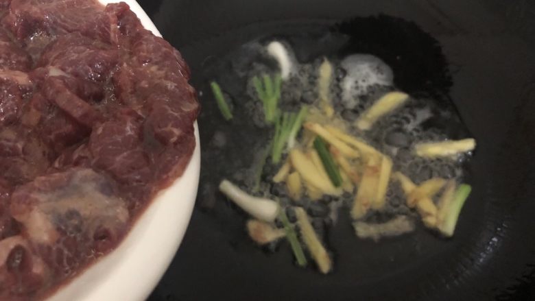 西芹炒牛肉,然后下牛肉翻炒至八成熟盛出