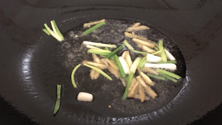 西芹炒牛肉,锅里烧干下油,油热下姜葱爆一下