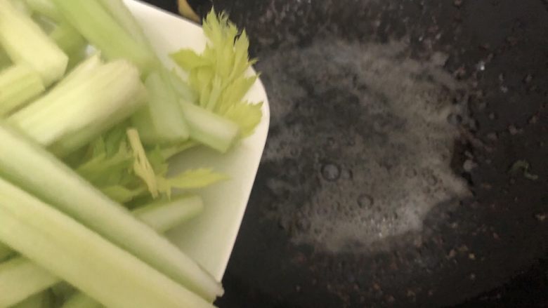 西芹炒牛肉,不洗锅,用剩下的油加入西芹