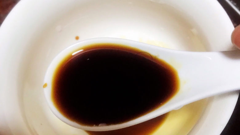 干锅包菜,准备一个碗,加一勺<a style='color:red;display:inline-block;' href='/shicai/ 788'>生抽</a>
