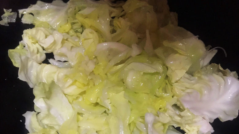 干锅包菜,大火加入包菜,饭炒几遍