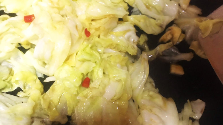 干锅包菜,加入辣椒,翻炒几遍