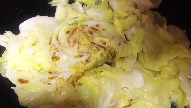 干锅包菜,加入调好的料,翻炒几遍
