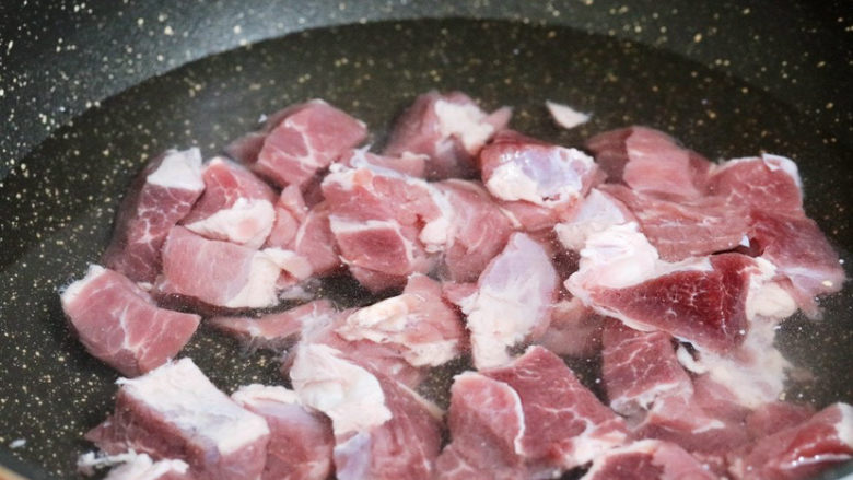 红烧羊肉,将羊腿肉洗净切成小块,冷水下锅,放入羊肉焯掉血水