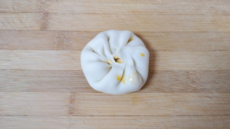 梅干菜烧饼,像包包子一样包起来,捏紧收口。