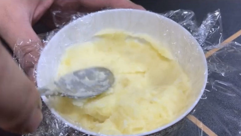 黑胡椒土豆泥,然后就是给它改头换面,塑个造型,拿一个深一点的碗,铺上保鲜膜,然后把土豆泥装进去,压实