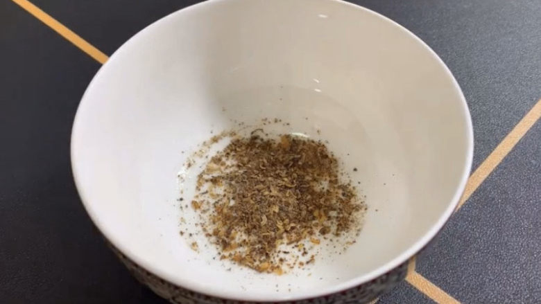 黑胡椒土豆泥,蒸土豆的时间里来调黑胡椒酱汁,我喜欢颗粒大一点的黑胡椒,用普通的<a style='color:red;display:inline-block;' href='/shicai/ 134340'>黑胡椒粉</a>也是可以的。