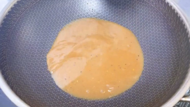 黑胡椒土豆泥,把调好的黑料料汁下锅,开小火煮,记得不停搅拌,一定要小火慢煮哟