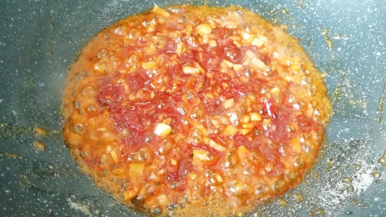 肉末炖豆腐,加入<a style='color:red;display:inline-block;' href='/shicai/ 705'>豆瓣酱</a>炒出红油。 