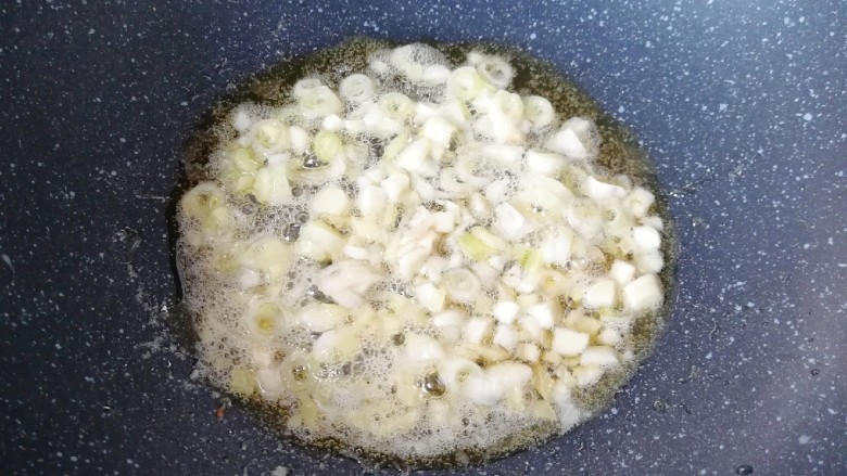 肉末炖豆腐,炒锅内倒适量的食用油烧热,下入葱姜蒜炒香。