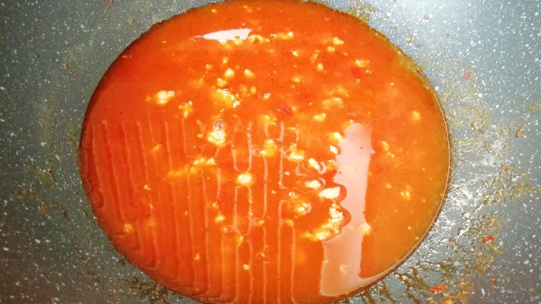 肉末炖豆腐,加入开水大火烧开。
