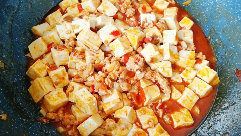肉末炖豆腐,中火烧至汤汁变少变浓关火。