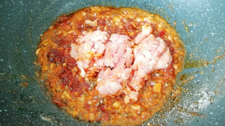 肉末炖豆腐,下入<a style='color:red;display:inline-block;' href='/shicai/ 442'>肉末</a>。 