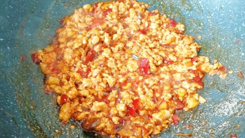 肉末炖豆腐,翻炒至肉末变色。