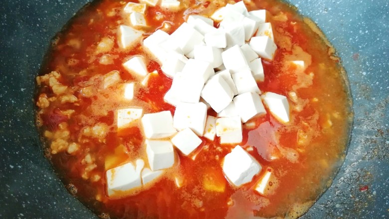 肉末炖豆腐,下入焯过水的豆腐块。