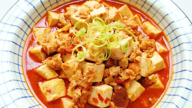 肉末炖豆腐,盛出装盘,用葱丝装饰一下。