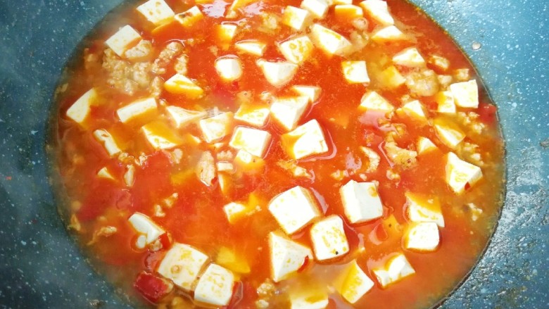 肉末炖豆腐,再次烧开，放<a style='color:red;display:inline-block;' href='/shicai/ 10588'>糖</a>和<a style='color:red;display:inline-block;' href='/shicai/ 756'>鸡精</a>调味(因为豆瓣酱比较咸，所以不用放盐，如果口味比较重可以根据自己的口味适量放盐)。 