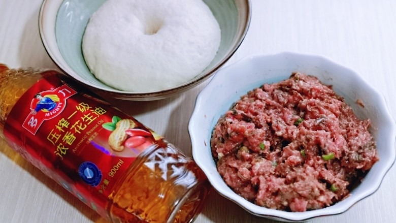 梅干菜烧饼,面团发酵好,用手摁一下,不回缩即为发酵完成,肉馅也准备好了。