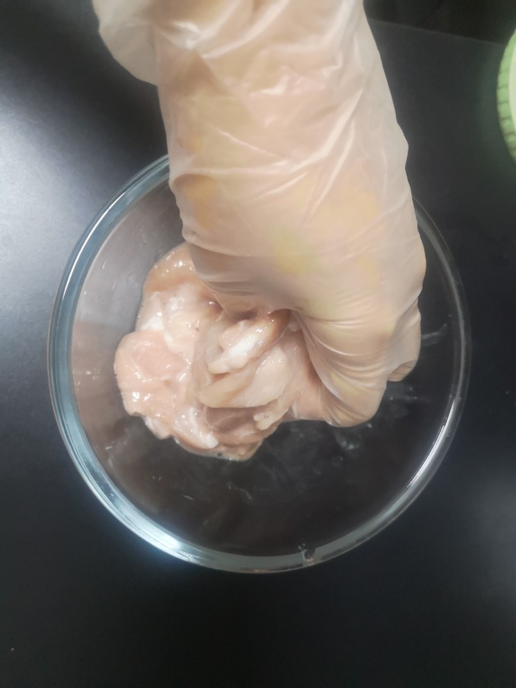 洋葱炒肉片,揉捏带点小按摩均匀