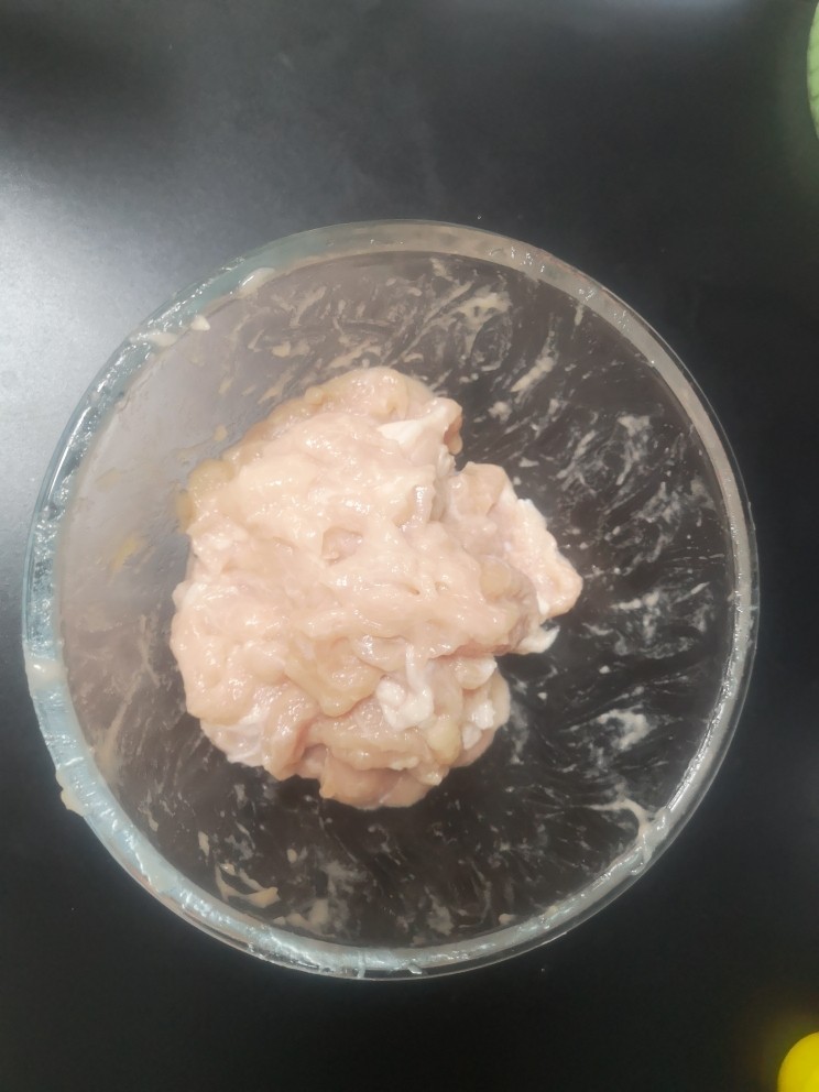 洋葱炒肉片,均匀揉至无汁水
