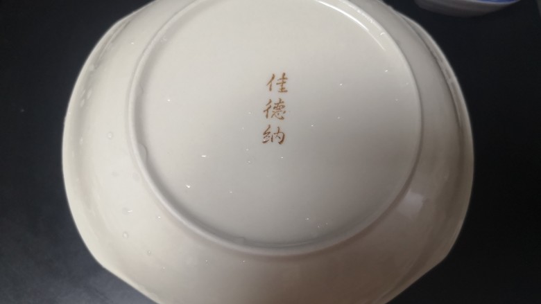 洋葱炒肉片,盖住腌制20-30分钟(利用腌制的时间去做其它)