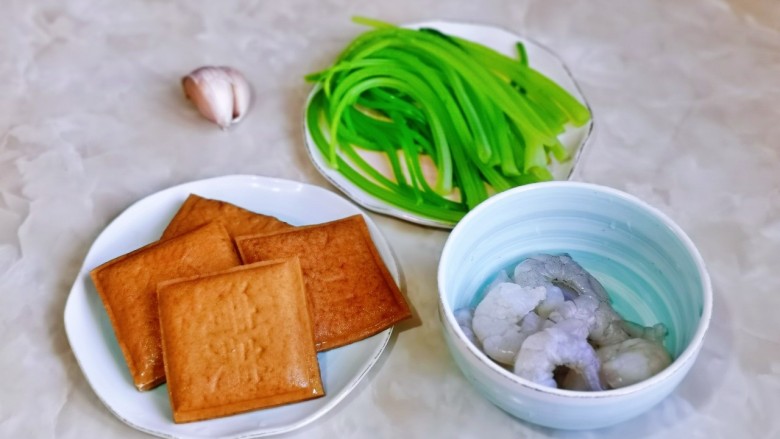 西芹炒虾仁,准备好其它食材。