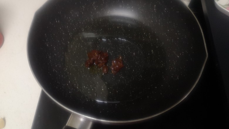 洋葱炒肉片,冷锅下适量油+豆瓣酱20g