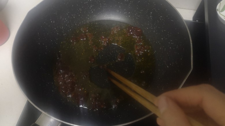 洋葱炒肉片,随着油温慢慢升高的同时炒香豆瓣酱